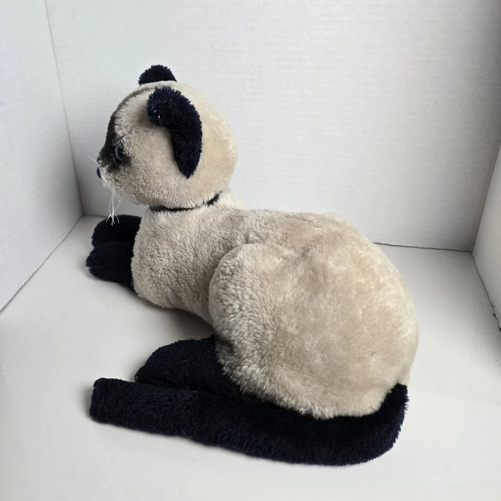 Dakin 1973 Siamese Cat Stuffed Plush Animal Laying Down With Collar Blue Eyes